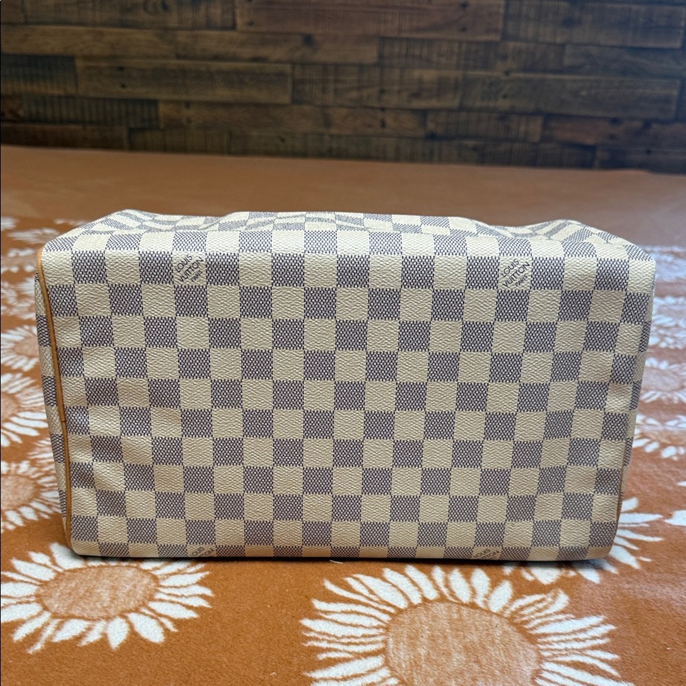 Louis Vuitton Speedy 30 Top-Handle Bag in Cream with Pink Accents. - Picture 3 of 10